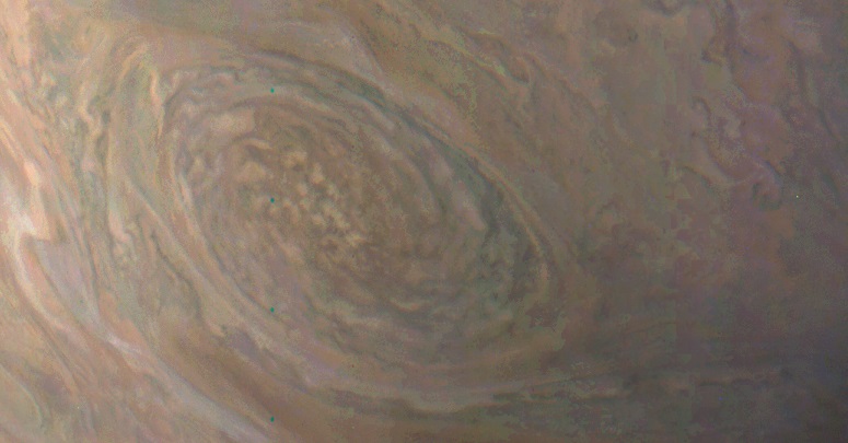 Jupiters lille røde plet fanget af Juno-sonden kun 4300km over skyerne
