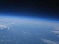 Jordens atmosfære og krumning set fra ballonen