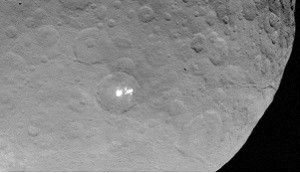 Nærbillede af de lysende pletter på dværgplaneten Ceres
