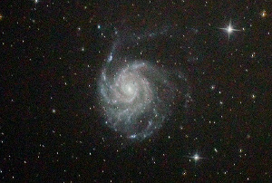 Interstellare skyer i og omkring galaksen M101 (C) Astronomibladet.dk