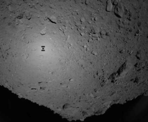 Hayabusa2 sondens skygge på asteroideoverfladen