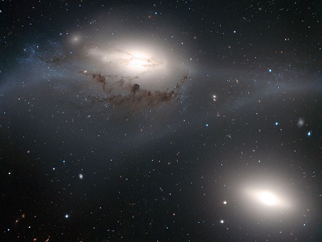 Galakse-parret NGC 4438 kaldet the eyes