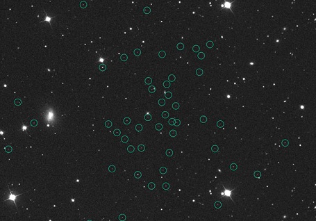 dværg-galaksen Segue1. Dens få stjerner er markeret med cirkler
