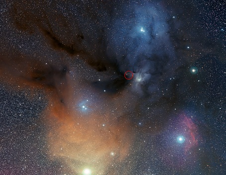 den interstellare sky om stjernen Rho Ophiuchi