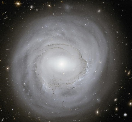 Spiralgalakser er næsten altid meget jævne i deres struktur