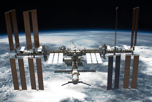 Den internationale rumstation ISS i lavt kredsløb