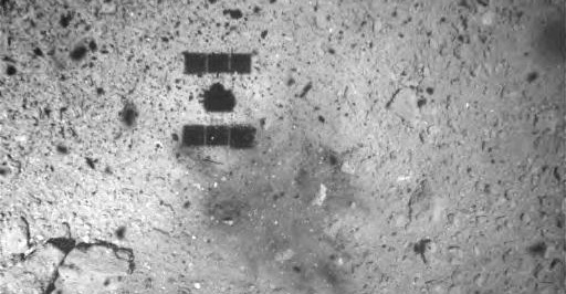 Hayabusa2 sondens skygge og landingssted på Ryugu asteroiden