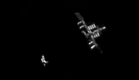 ISS og rumfærgen Discovery fotograferet af en amatørastronom