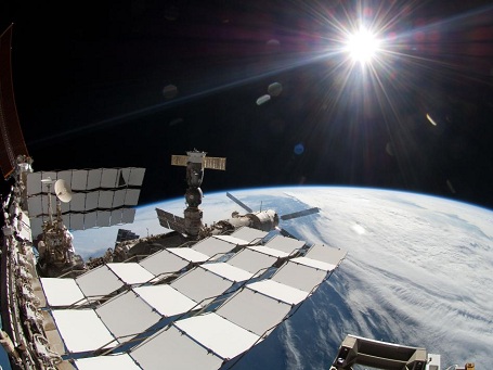 Den internationale rumstation ISS undviger rumskrot