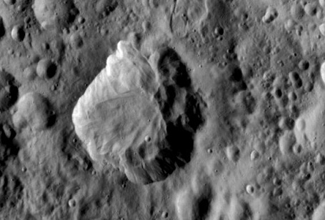 Mellemstort krater på Saturn-månen Tethys