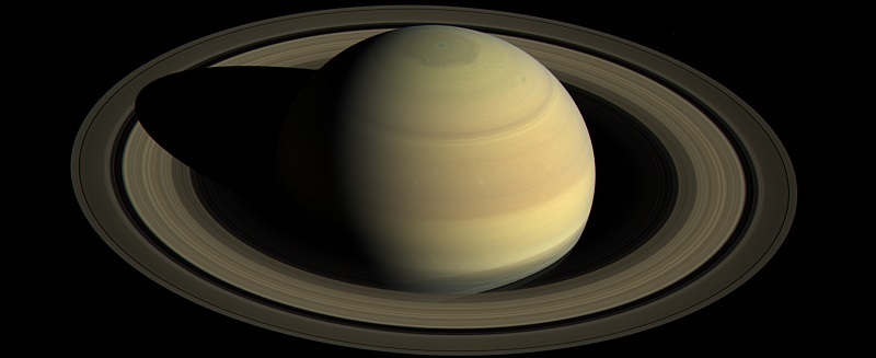Saturn og dens ringe fotograferet af Cassini sonden inden den endte sine dage i Saturn