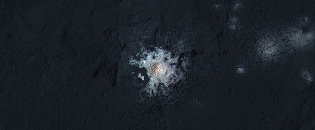 En af de mystiske lyse pletter i et krater på Ceres.