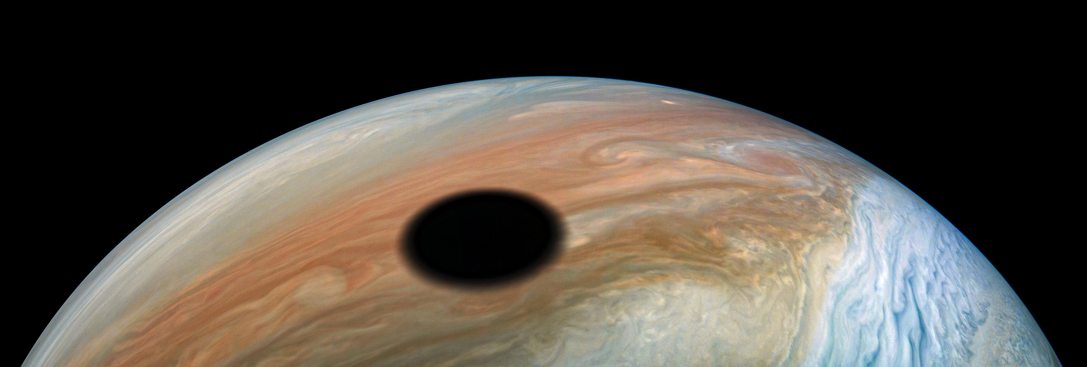Solformørkelse på Jupiter Ios skygge formørker solen