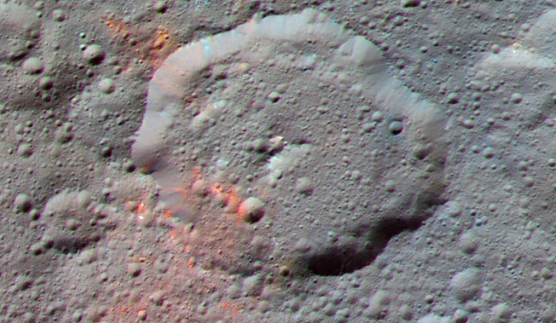 Spor efter organiske molekyler i og omkring emutet-krateret på småplaneten Ceres