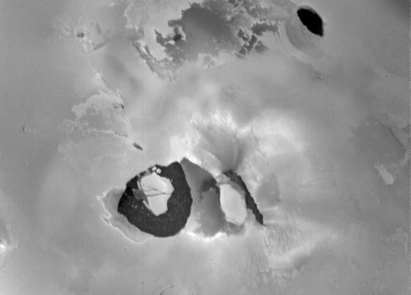 Jupitermånen Io's største vulkan Loki, her fotograferet af Voyager 1 sonden Jupitermånen Io's største vulkan Loki, her fotograferet af Voyager 1 sonden