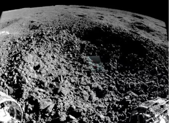 krater af gele-agtige regolitter  fundet på månens bagside