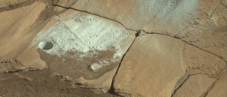 Curiosity roverens borehul på Lubango klippefremspringet Curiosity roverens borehul på Lubango klippefremspringet