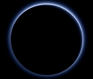Plutos atmosfære i farver set oplyst af Solen