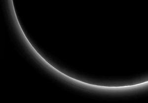 Pluto set bagfra - oplyst af solen