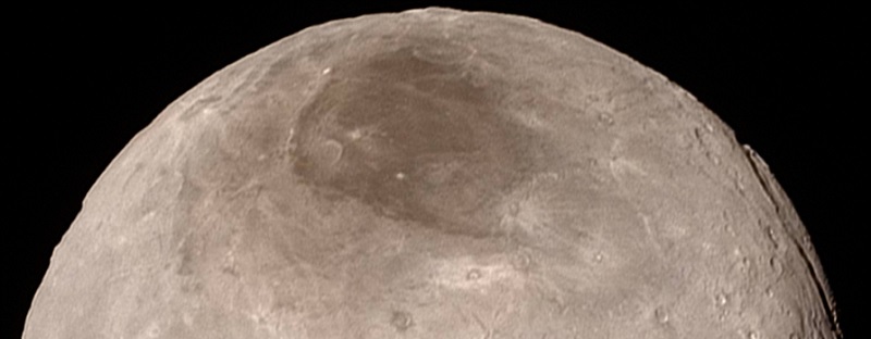 Plutos røde plet, som menes at stamme fra gigantisk meteornedslag