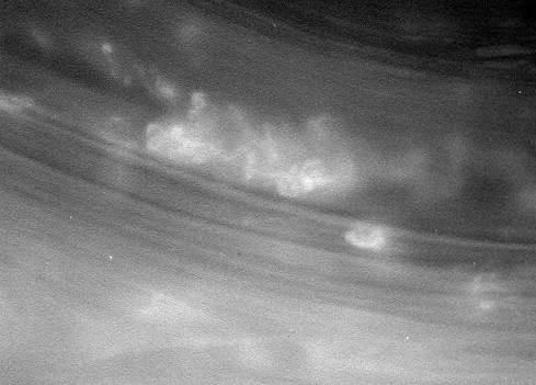 saturn skytoppe tæt på storm